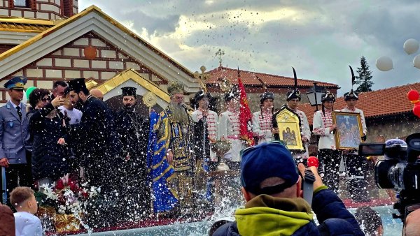 В Кърджали хвърлиха кръста два пъти - в р. Арда и в отоплен басейн за деца 